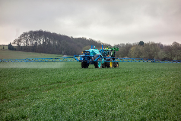 Tracteur pesticides / Pixabay